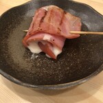 焼鳥よしおか - トマトチーズベーコン¥220。プチトマトじゃなくて普通のトマトを切ったやつ。