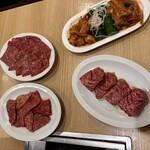 食道園 - 左上からロース、キムチ盛り合わせ、上ハラミ、カルビ