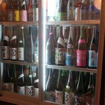 恵風和暢　あっと - 日本酒ショーケースの様子。