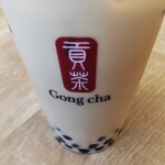 ゴンチャ - ドリンク写真:ブラックミルクティー、タピオカトッピング