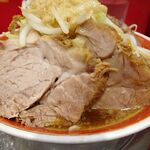 ラーメン タロー 五反田の陣 - 小ラーメン豚入り1,100円（野菜マシ、アブラ、あげ辛、削り節）