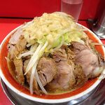 ラーメン タロー 五反田の陣 - 小ラーメン豚入り1,100円（野菜マシ、アブラ、あげ辛、削り節）