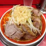 ラーメン タロー 五反田の陣 - 小ラーメン豚入り1,100円（野菜マシ、アブラ、あげ辛、削り節）