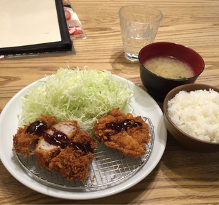 サカヰ精肉店 - やわらかミルフィーユカツとヒレカツ定食（750円）