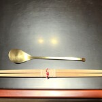 室町 和久傳 - お箸も紅白で飾ってくださっています