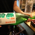 日本酒と私 - 美人が注いでくれる亀泉（４００円）