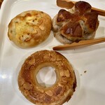 カスカード - 料理写真:チーズのやつ/くるみパン/りんごのクイニーアマン