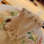 中華料理福臨門 - 海鮮そば980円の麺リフト