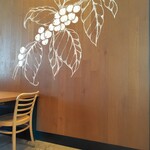 スターバックスコーヒー 北上店 - 店内オシャレな絵がたくさんあります。