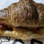 スペイン窯 パンのトラ - モーニングクロワッサン　卵がサンドされてます