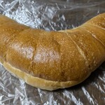 パンのトラ - ハードなパンの間にピーナッツクリームが入ってます　これ、好きです