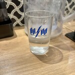 餃子の王将 エクスプレス - ドリンク写真:このグラスで飲む水がやたら美味しいのよ！