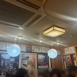 丸万寿司 - 賑やかな店内