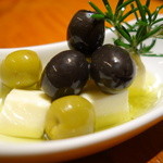 Cucina KAMEYAMA - オリーブとチーズはオイルに付けて友達になりました。