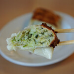 おぐら屋 - 断面、青いからキャベツ甘みもありつつ隠れたニンニクパンチが凶悪（爆笑）