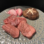 焼肉牛印 京橋エドグラン店 - タン、ハラミ、しいたけ、赤カブ