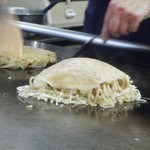 Okonomiyaki Katsu - 裏返ししても、まだこんもり