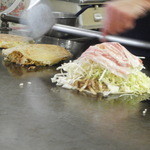 Okonomiyaki Katsu - 豚ばら肉を載せて準備完了