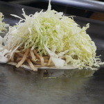 Okonomiyaki Katsu - 焼うどんをのせて、キャベツがこんもりしてます。