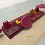 ハインツ・ベック - マグロのスコッタートと山葵のクリーム　クミンのゼリーと赤ビーツ