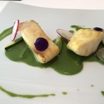 ハインツ・ベック - 函館産松皮鰈のフィレ　スパイスを使ったカレー風味　バジルペーストのソース