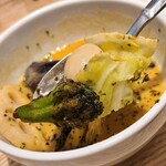 SOUP CURRY KING - ①季節の野菜スープ【中辛=2辛】
            スープカレーは鰹節&煮干し&昆布の出汁&豚骨&鶏ガラのスープをブレンドしたもので10種類のスパイスを使用したスパイシーなカレーを割っており、魚介と動物性の旨みが融合