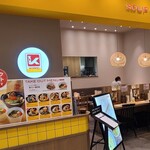 SOUP CURRY KING - 店内は白く高い天井、電灯写真入りメニューパネルが設置された白壁、土間コンクリート床、編み籠セードのペンダント照明、清潔感がありますが、回廊との間仕切りが無いので少し落ち着かない空間、BGMは洋楽