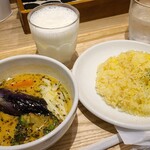 SOUP CURRY KING - 朝の季節の野菜スープ【中辛=2辛】(税込1,150円)
            ①季節の野菜スープ【中辛=2辛】
            ②ターメリックで香り付けした麦入りサフランライス【150g】
            お飲み物《セットドリンク》①ラッシー