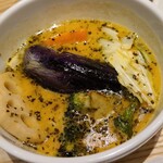 SOUP CURRY KING - ①季節の野菜スープ【中辛=2辛】
            具材は焼きブロッコリー&人参&甘藍&南瓜&蓮根&鶉卵&茄子&揚げ馬鈴薯
            スープカレーは鰹節&煮干し&昆布の出汁&豚骨&鶏ガラのスープをブレンド