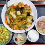 黄鶴楼 餃子酒場 - 2025/9月。定食メニュー、五目丼セット。