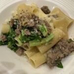 オステリア ジョイア - 本日のパスタ、ほぐしソーセージと菜の花の3種チーズのリガトーニ