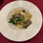 オステリア ジョイア - 本日のパスタ、ほぐしソーセージと菜の花の3種チーズのリガトーニ