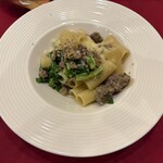 オステリア ジョイア - 本日のパスタ、ほぐしソーセージと菜の花の3種チーズのリガトーニ