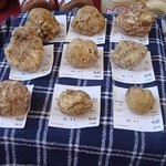 Osteria dell'Arco - アルバのトリュフ市　こちらが白トリュフずらよ。
            ひとつ1グラム20ユーロくらいずら。
            （したがって小さくても約一万円ずら）