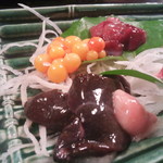 森のおはな - 手前左：レバー、手前右の白いの：白子、奥左の黄色い粒：卵、奥右の肉：モモ肉