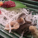 森のおはな - 手前：甲羅についてるゼラチン質な皮っぽいやつとおろしショウガ。