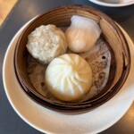 かもん - かもん定食にセットの肉まん、焼売、海老焼売