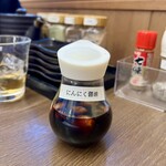 とんかつ 鉄 - 食べログクーポン提示で無料提供されるにんにく醤油。