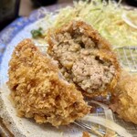 とんかつ 鉄 - クロガネメンチはねっとりした食感。
