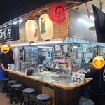 御免屋 - JR広島駅から徒歩3分の広島フルフォーカスビル6Fの『ひろしま駅前広場』にある「御免屋」さん
2025年開業、店主さんのワンオペ
黒い暖簾&浮世絵入り白い提灯、蛍光灯&LED照明、明るい雰囲気の佇まい