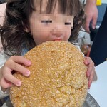 ホテル アゴーラ リージェンシー - ビンゴ大会の景品の大きなメロンパン(๑♡∀♡๑)
      孫が目をひん剥いてかぶりついてます(*≧∀≦*)