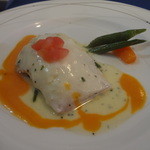カジュアルフレンチ アミューズ - 2014/11： 「本日の魚料理、スズキの白ワイン蒸し　バジルソース