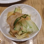 スーツァン・レストラン陳 - 雲白肉の旨辛風味を、千葉県産コシヒカリご飯の上にのせたもののその1です。