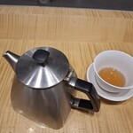 スーツァン・レストラン陳 - サービスのお茶・その1です。