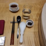 スーツァン・レストラン陳 - サービスのお茶、お冷、スプーン、れんげ、ナッツの飴炊きです。