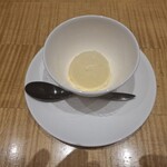 スーツァン・レストラン陳 - 杏仁豆腐味のアイスクリームです。