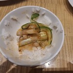 スーツァン・レストラン陳 - 雲白肉の旨辛風味を、千葉県産コシヒカリご飯の上にのせたもののその2です。