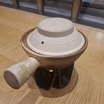 スーツァン・レストラン陳 - 麻婆豆腐の入った土鍋・その1です。