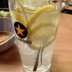 炭火と串焼きと肴 原価酒場 イロ鶏ドリ - レモンたっぷりサワー