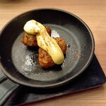 炭火と串焼きと肴 原価酒場 イロ鶏ドリ - 鉄板つくね　チーズかけ